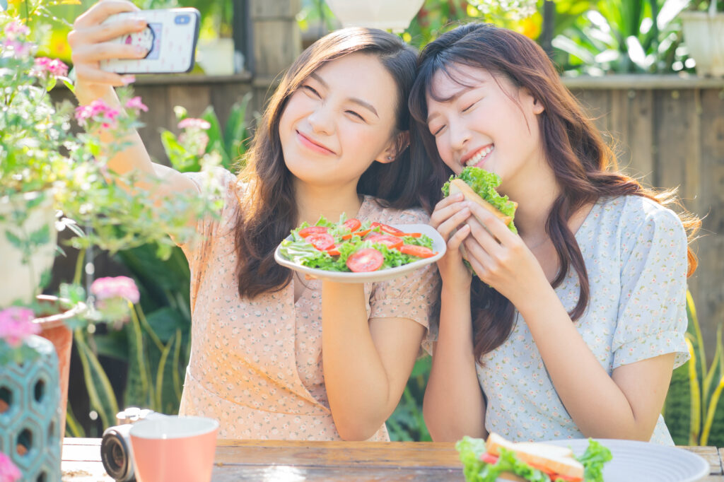 ベトナム人の女性が写真を撮る様子